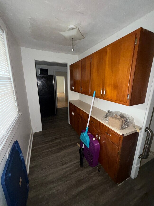 Building Photo - 549 Beecher St