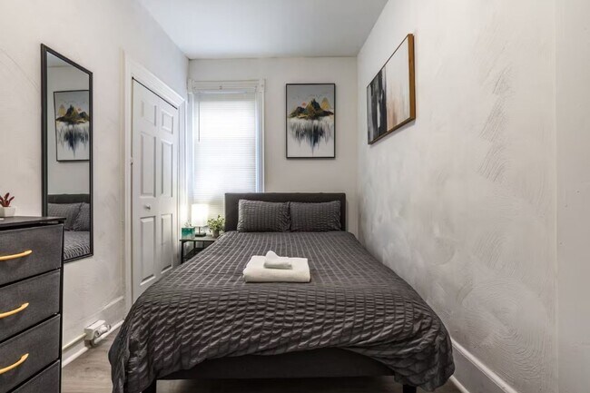 Building Photo - Renovated 3BR in South Side Flats | 100 Walk Score | In-Unit Laundry