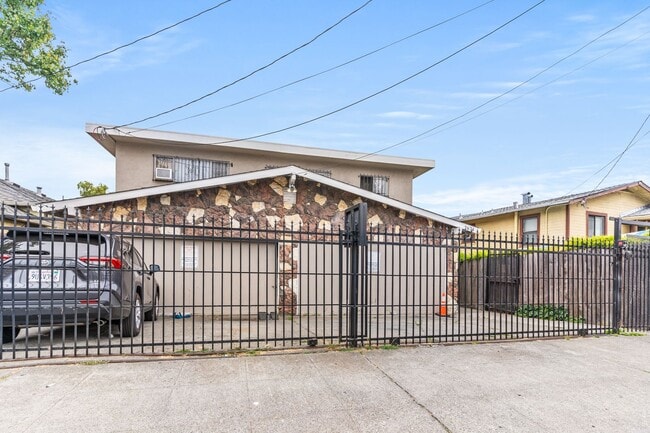 Building Photo - 2674 Parker Ave