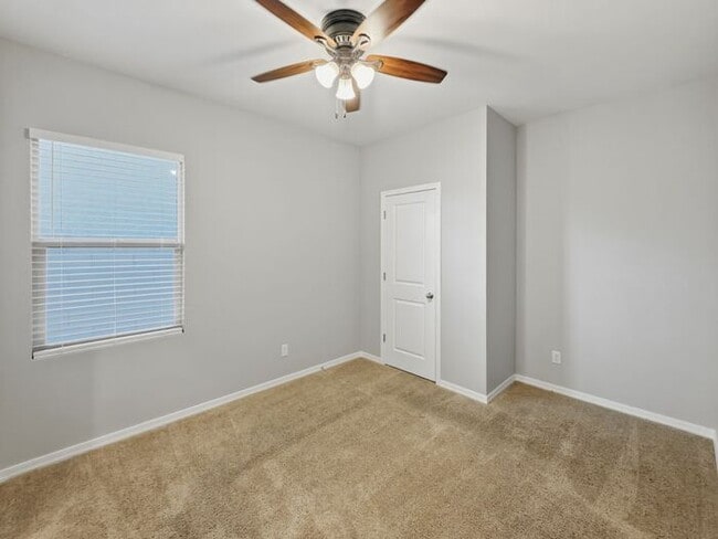 Building Photo - Spacious 4 Bedroom, 3 Bathroom home in Litchfield Park!