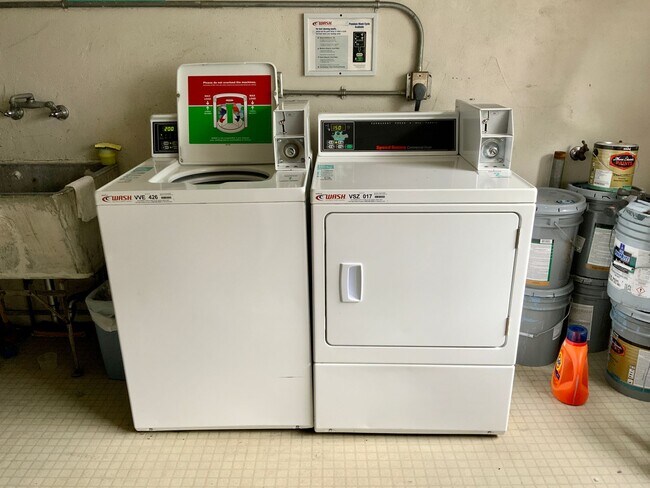 Building Photo - REMODELED KITCHEN! Storage, Parking Available, On-Site Laundry!