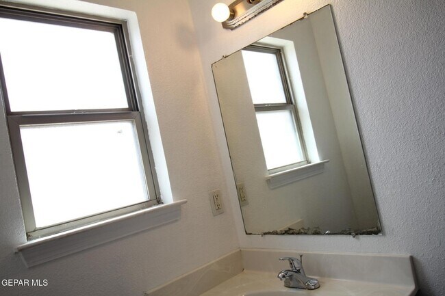 Building Photo - 906 Geronimo Dr