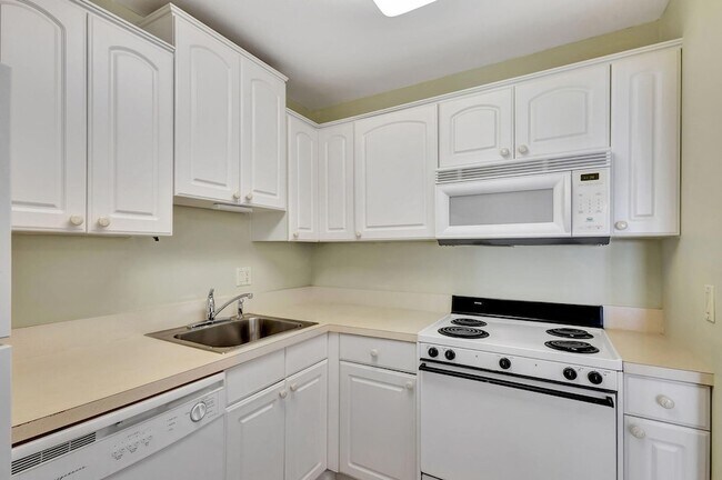 Building Photo - 100 Shore Ct