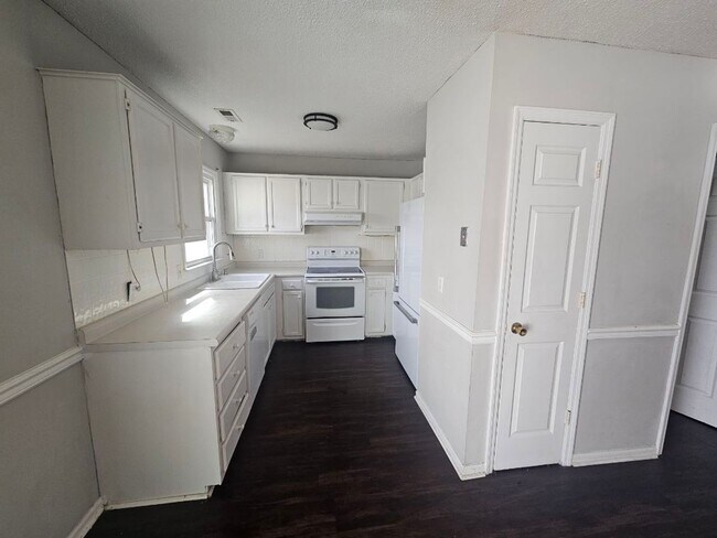 Building Photo - Cute Townhome In the Center of Jacksonville