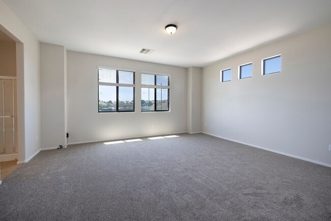 Building Photo - GATED NW HOME - 4 BEDROOMS W/ 1 BED AND BA...