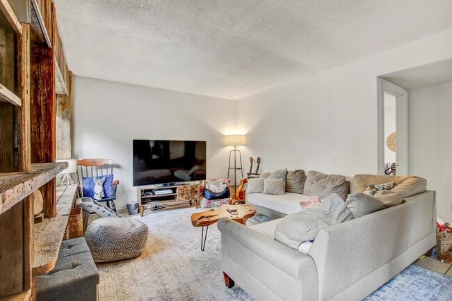 Primary Photo - 3317 S Oak Dr