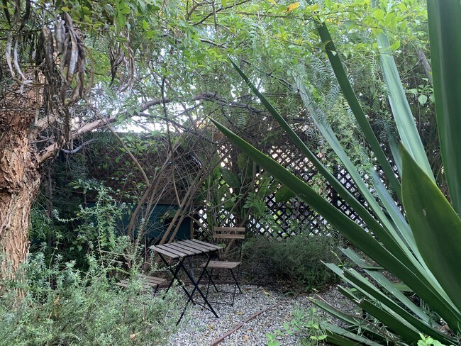 Building Photo - 2026 Holly Hill Ter