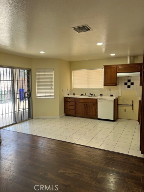 Building Photo - 924 N Quince Ave