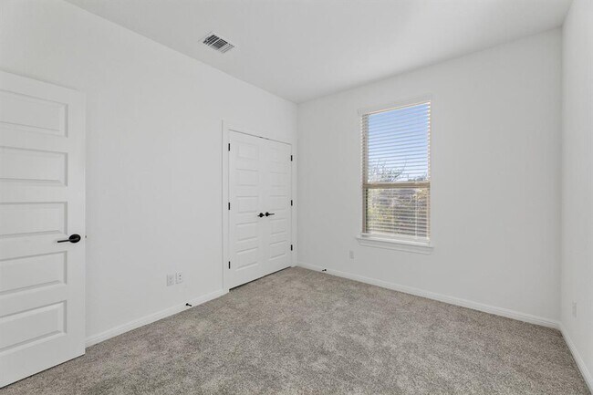 Building Photo - 2725 Woodall Dr