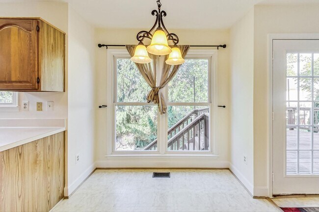 Building Photo - Cool on Cool Spring! Large SF 4 Bed + 2.5 BA