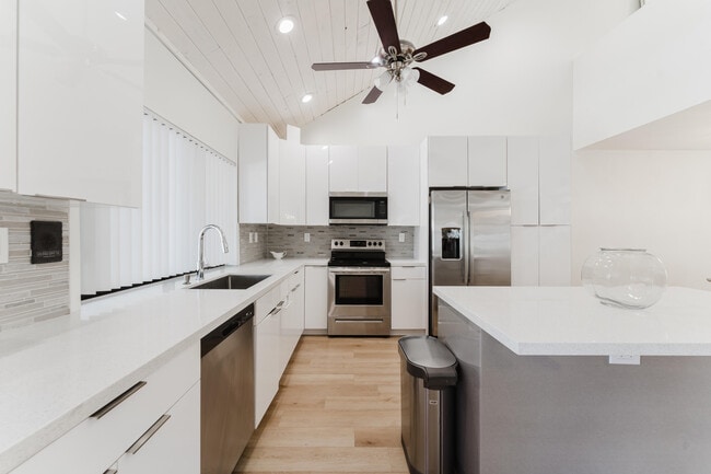 Building Photo - 665 Jeffery St