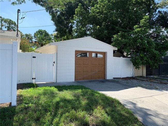 Building Photo - 3516 W San Pedro St