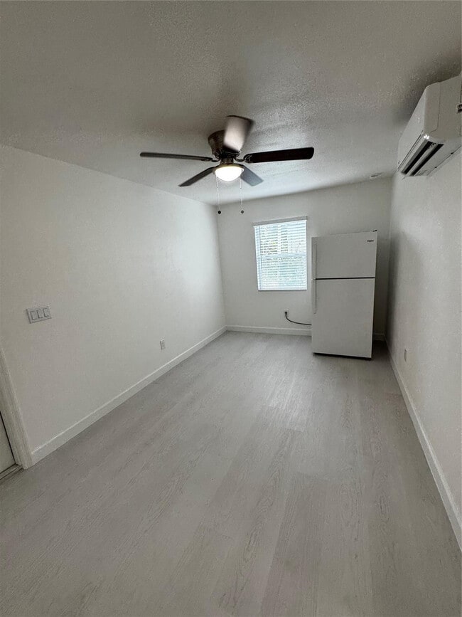 Building Photo - 626 37th St