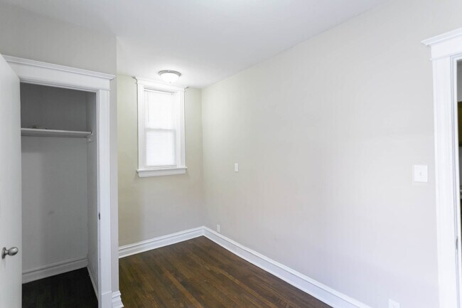 Building Photo - 5417 S Drexel Ave