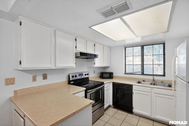 Building Photo - 1905 E University Dr