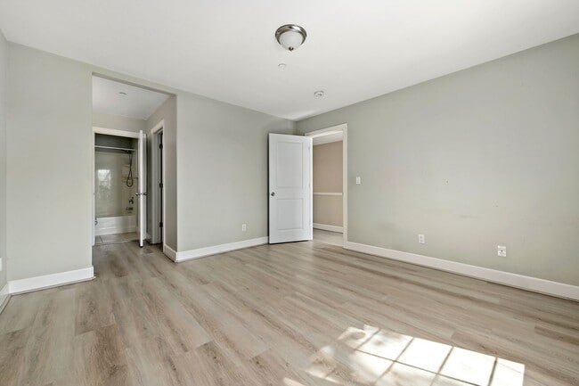 Building Photo - 3 bedroom 2.5 bath townhome with multiple levels!