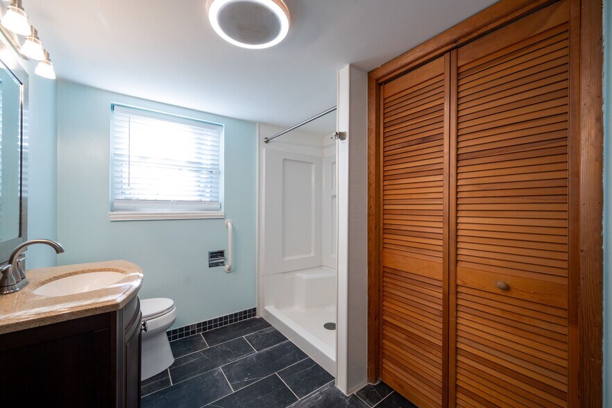 Building Photo - 85 Meadowdew Ln