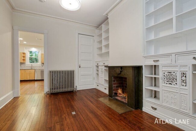 Building Photo - Professionally Managed & Recently Renovate...