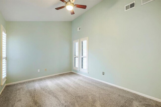 Building Photo - 208 Crescent Bluff