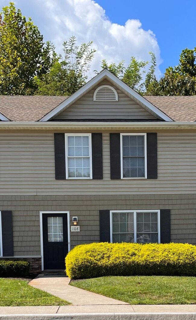 Building Photo - 2 Bedroom || 1.5 Bathroom Townhome