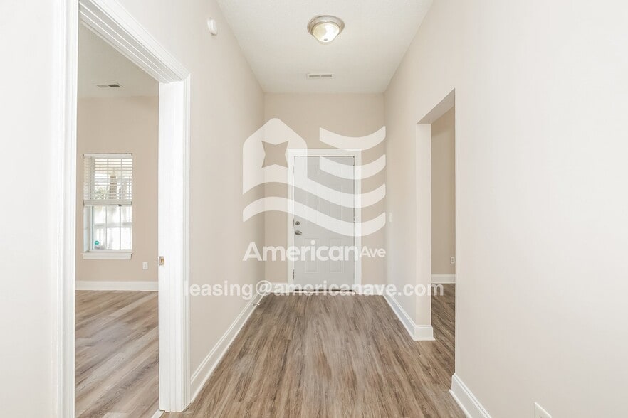 Building Photo - 804 S Elm St