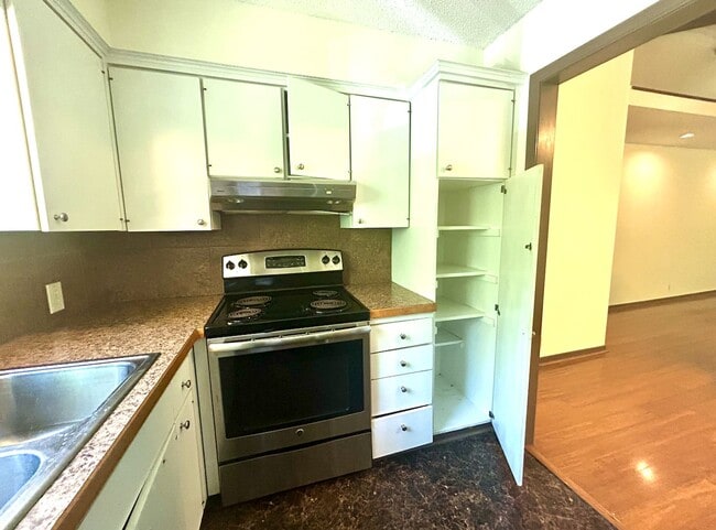 Building Photo - Two Bedroom Cottage Style Home Nestled in ...