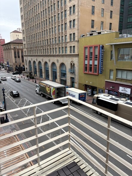 Building Photo - 1055 6th Ave