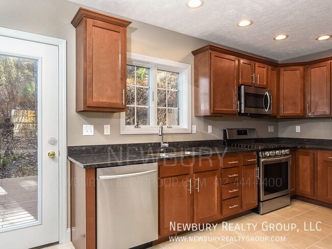 Building Photo - 155 Banksville Pl