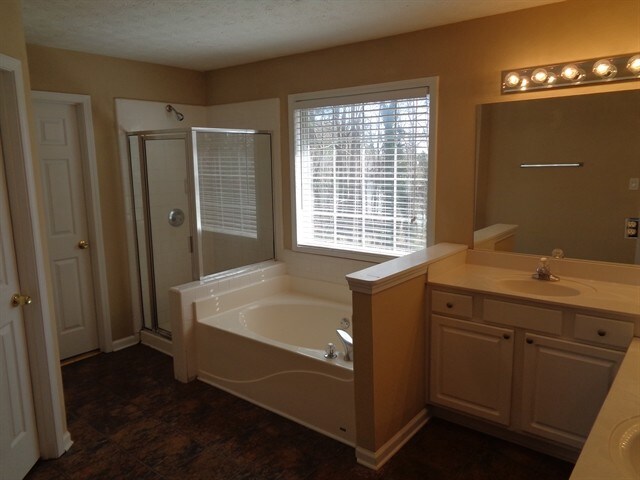 Building Photo - 140 Saddle Bridge Dr