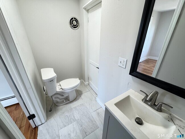 Building Photo - 137 Middletown Ave