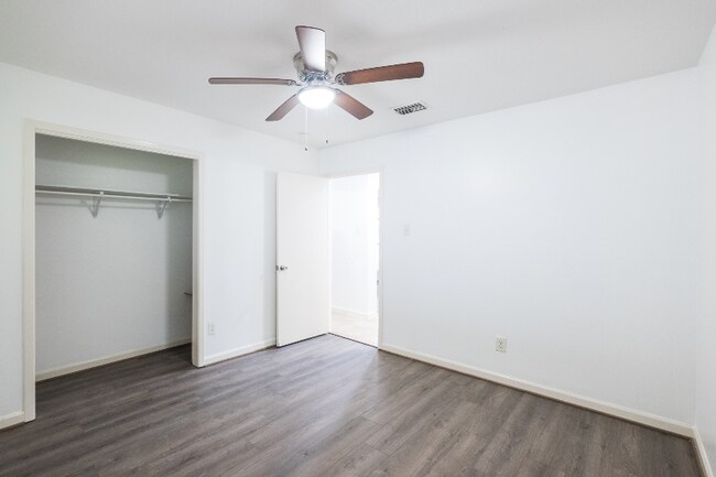 Building Photo - 1419 W Donovan St