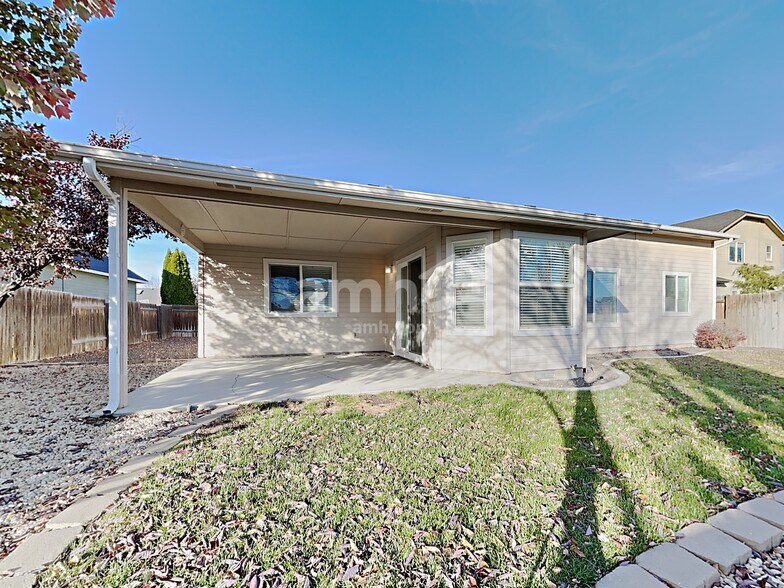 Building Photo - 11115 W Rose Lake St