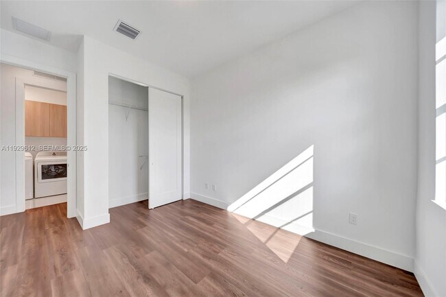 Building Photo - 1427 SW 23rd St