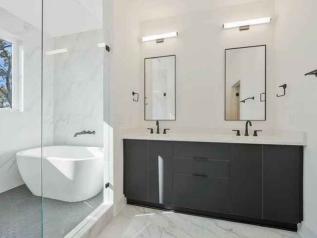 Building Photo - "Spacious 4-Bed Townhouse Oasis in Nashville – 2,500 Sq. Ft. of Modern Comfort!"