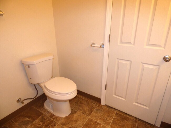 Building Photo - Rent Special: FREE September's Rent!! Second Floor 3 Bedroom apartment