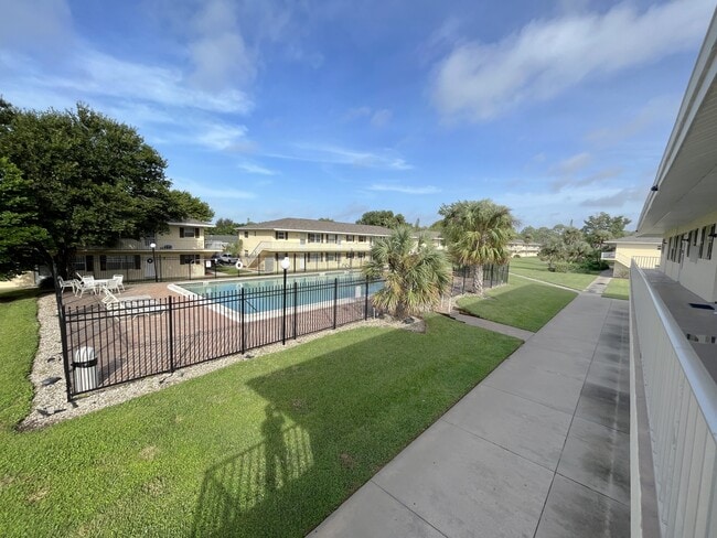 Building Photo - 3325 Arpt Rd S