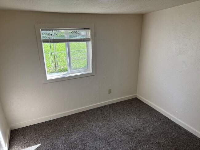 Building Photo - Freshly updated 2 bed, 1 bath house in Lowell
