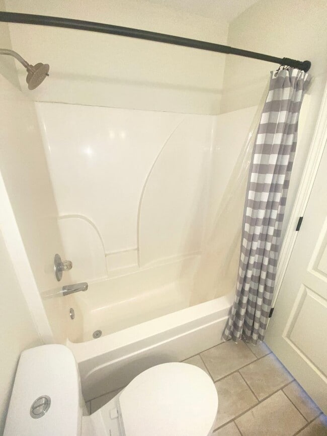 Building Photo - For Lease - 3 Bed, 2 Bath, 1232sqft Home o...