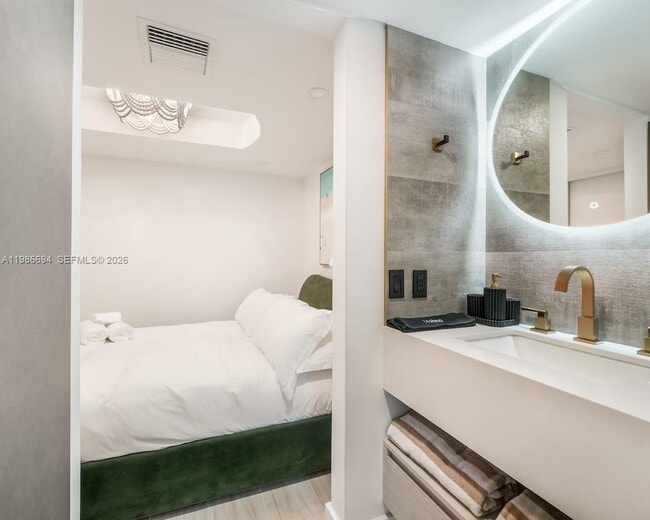 Building Photo - 100 Collins Ave