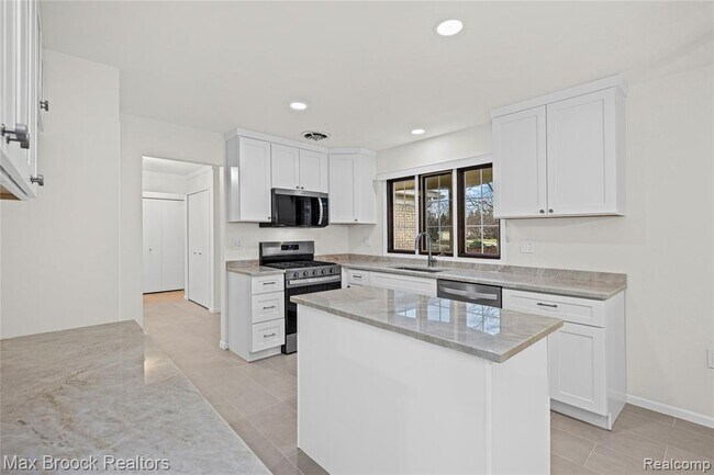 Building Photo - 28977 Lake Park Dr