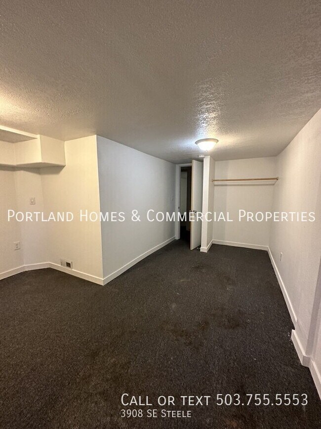 Building Photo - 3908 SE Steele-