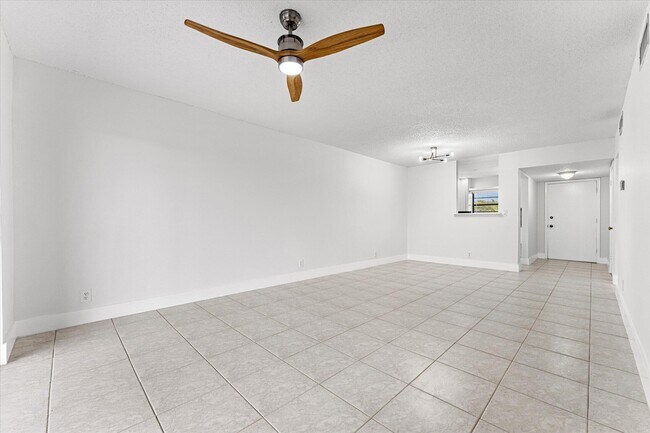 Building Photo - 200 Jacaranda Country Club Dr