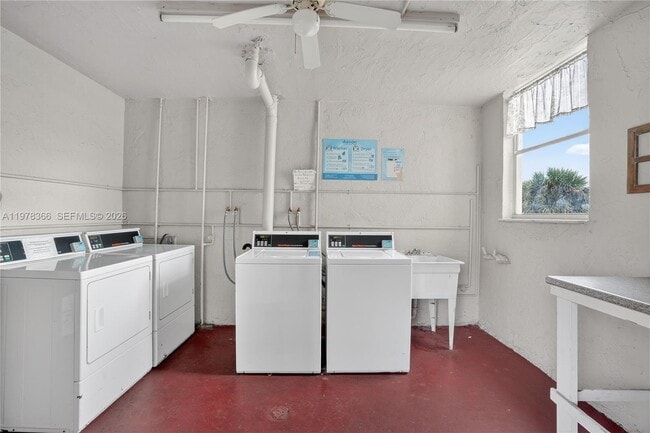 Building Photo - 2821 Somerset Dr