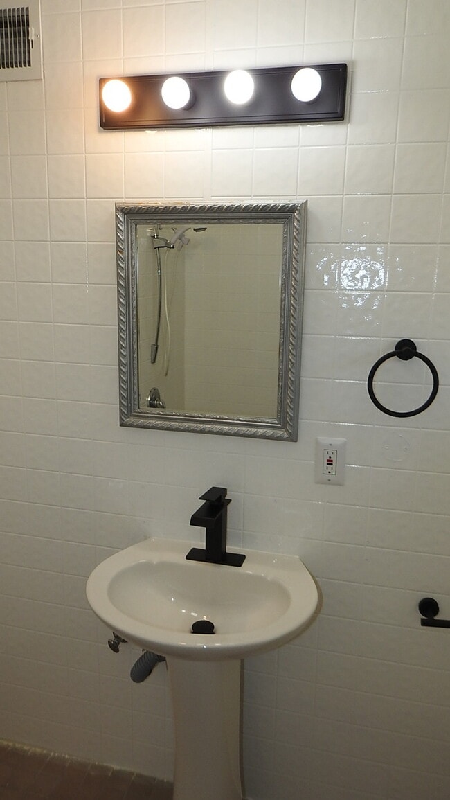 Building Photo - 4 bed 2 bath for Rent in Roeland Park, KS