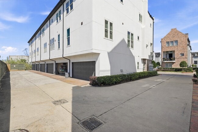 Building Photo - 2027 Fannin Station