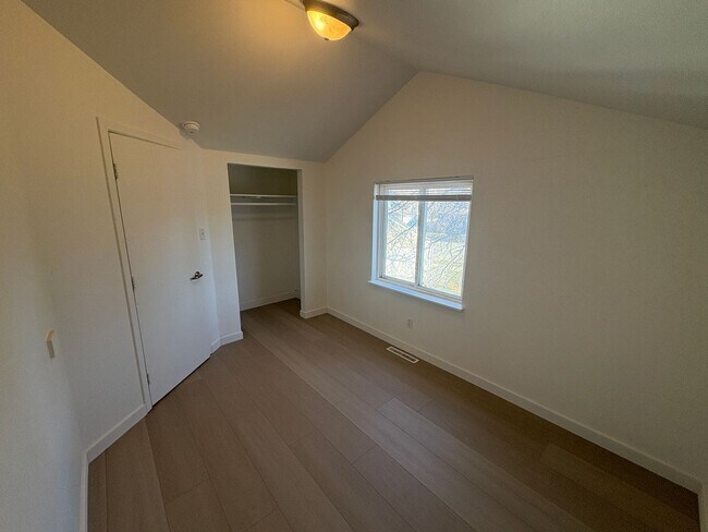 Building Photo - 205/207 Broadwater Ave