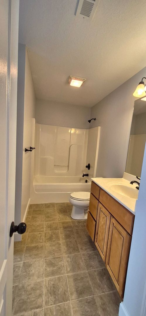 Building Photo - Updated 2br/2ba condo in the heart of West...
