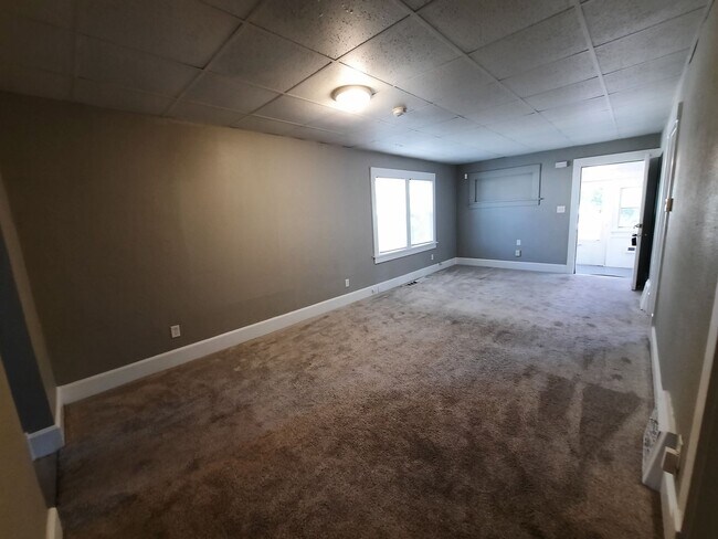 Building Photo - 3 Bedroom Home with a Fenced Yard and BEAU...