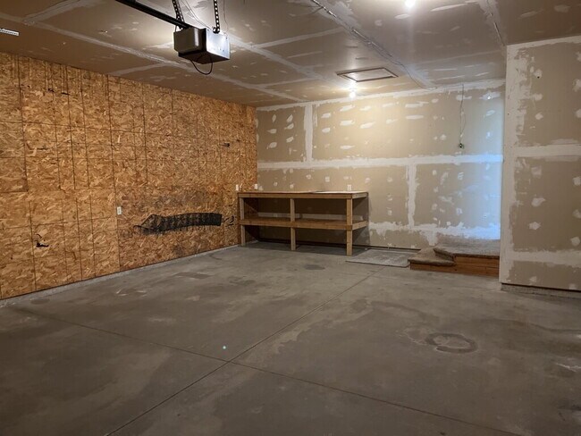 Building Photo - 3 Bedroom, 3 Bath Duplex in Greenville