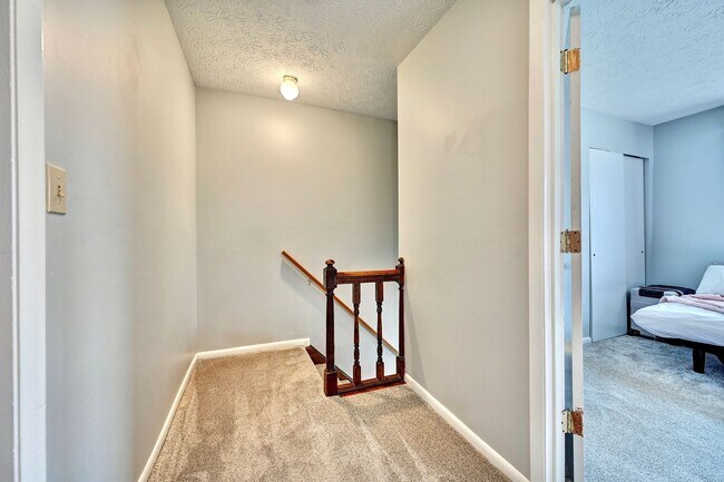 Building Photo - 13 Airview Dr
